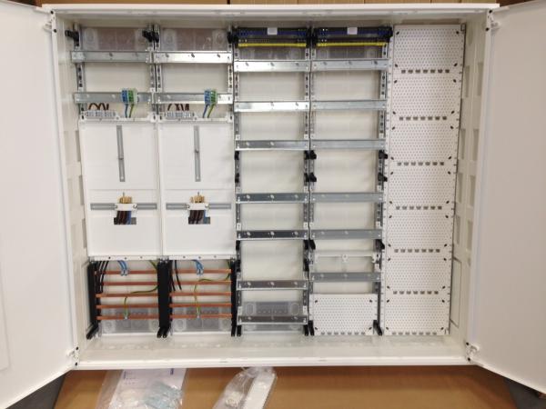 F-tronic Zählerschrank 2x 3.HZ Zählerfeld + 1x Verteilerfeld + 1x Verteilerfeld mit APZ + 1x Multimediafeld, 5-feldrig